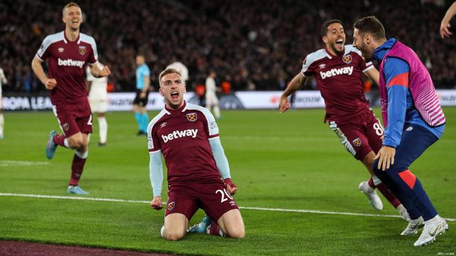 国脚连续射门被封堵仍不气馁