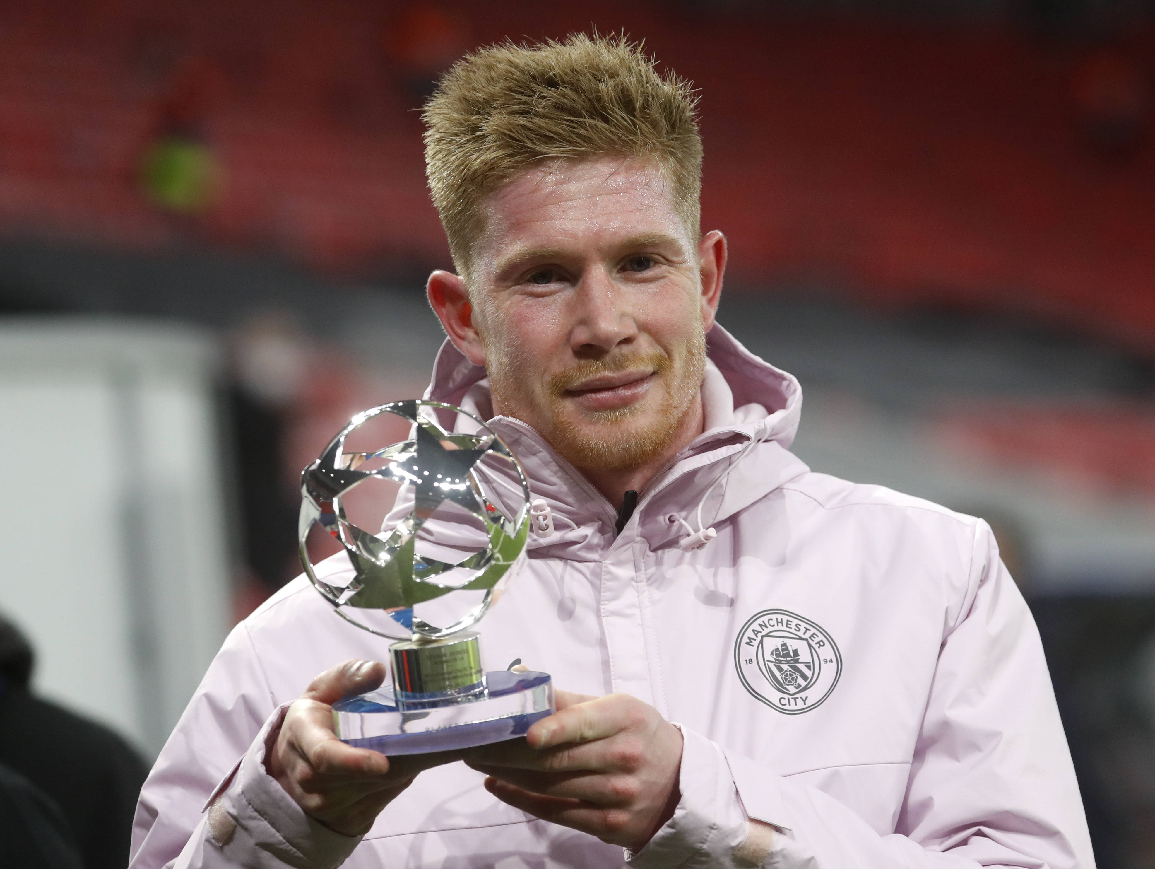 莱奥头发被拽找阿切尔比理论，后者：敢再指我就掰断你手指头